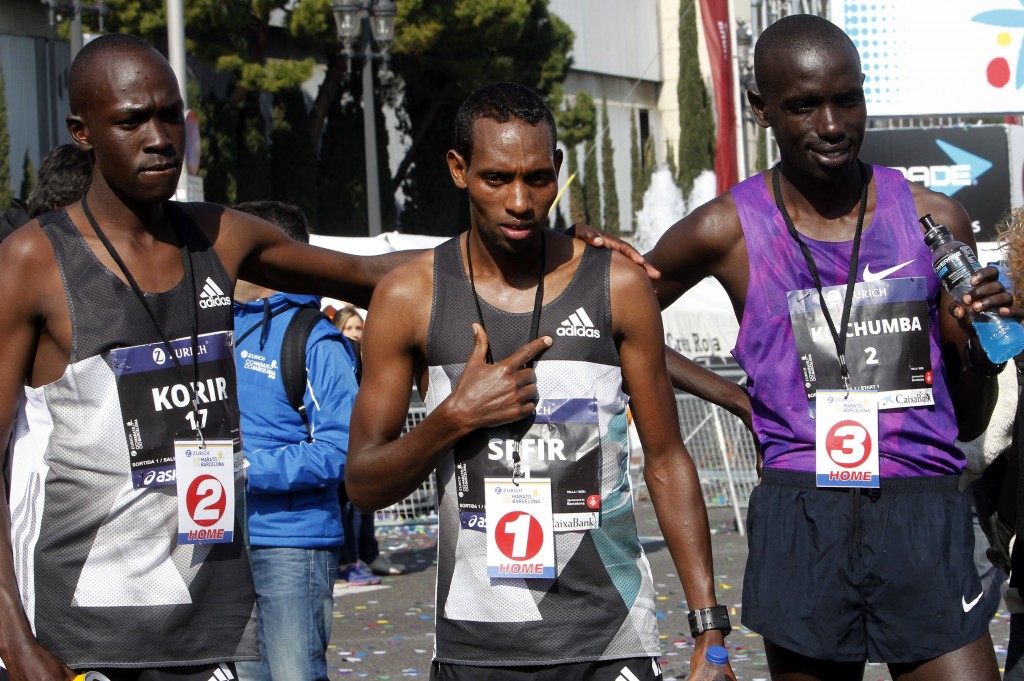 GRA044 BARCELONA, 13/03/2016.- El etíope Dino Sefir (c), ganador de la 38ª edición del Zurich Maratón de Barcelona, que ha batido todos sus récords de participación con 20.400 corredores en la línea de salida, posa junto al segundo y tercer clasificado, Albert Korir (i) y Jafred Chirchir (d), ambos kenianos. EFE/Marta Pérez